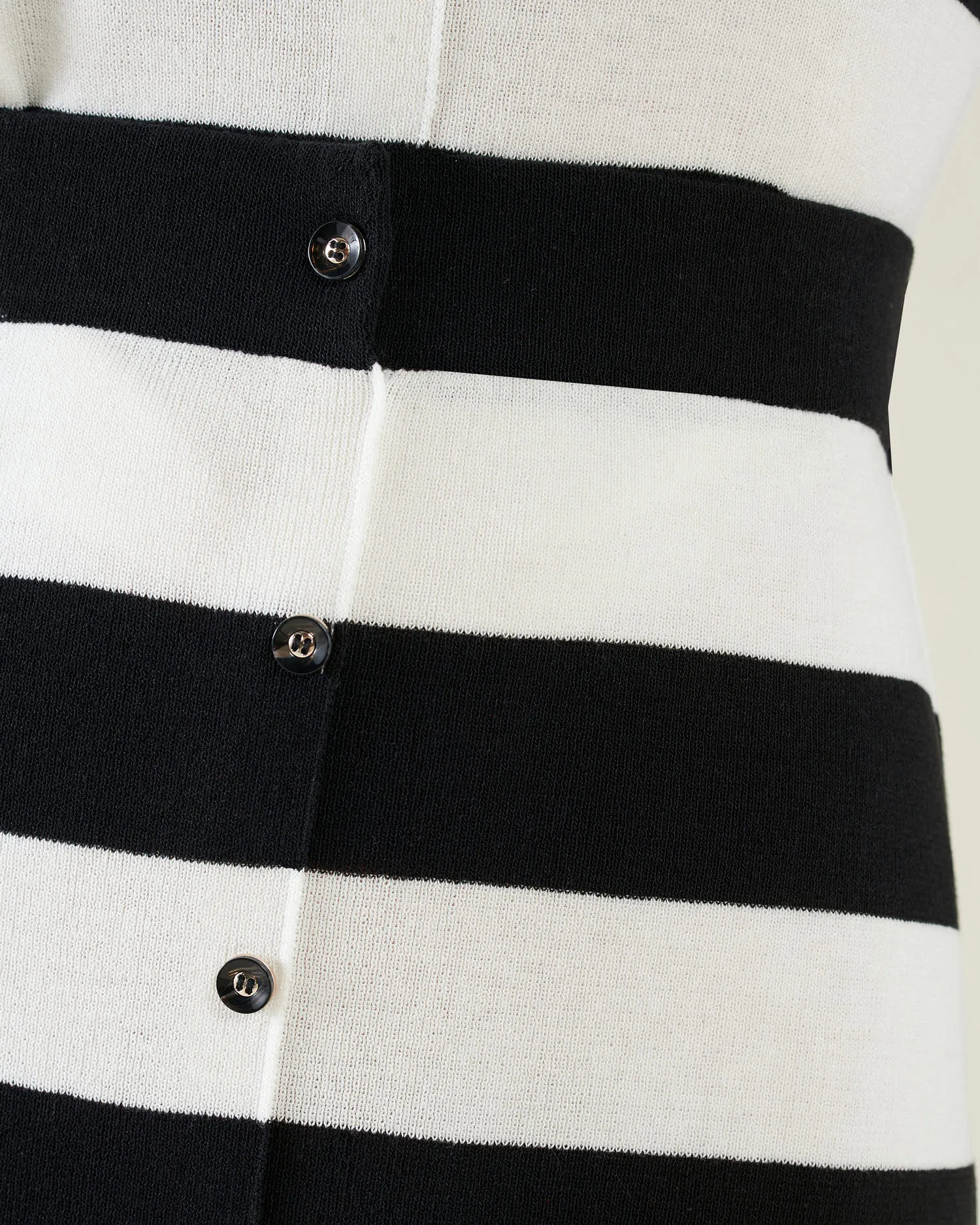Short pencil skirt with buttons
